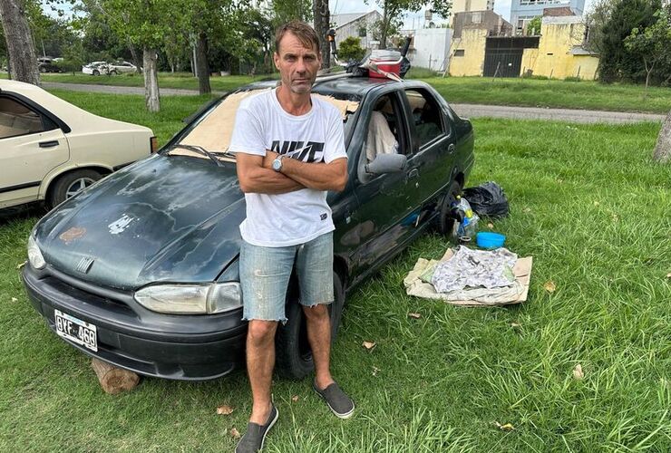 Cristian y su esposa hace más de una semana que están a la intemperie en el predio del ferrocarril.