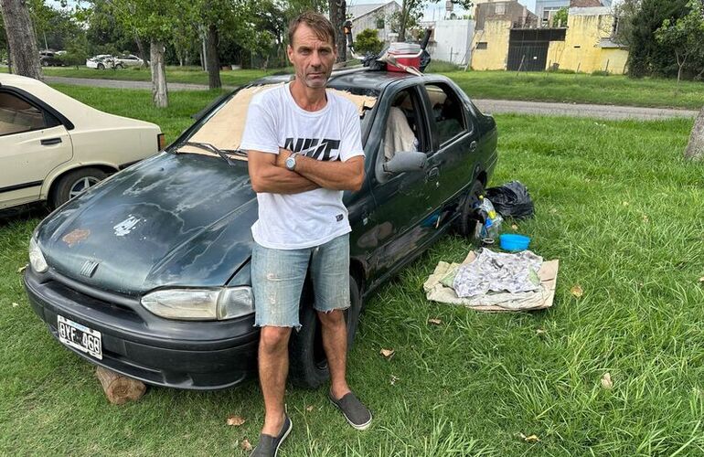 Cristian y su esposa hace más de una semana que están a la intemperie en el predio del ferrocarril.