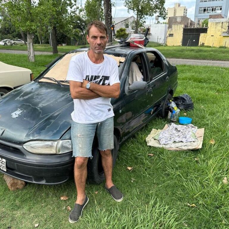 Cristian y su esposa hace más de una semana que están a la intemperie en el predio del ferrocarril.