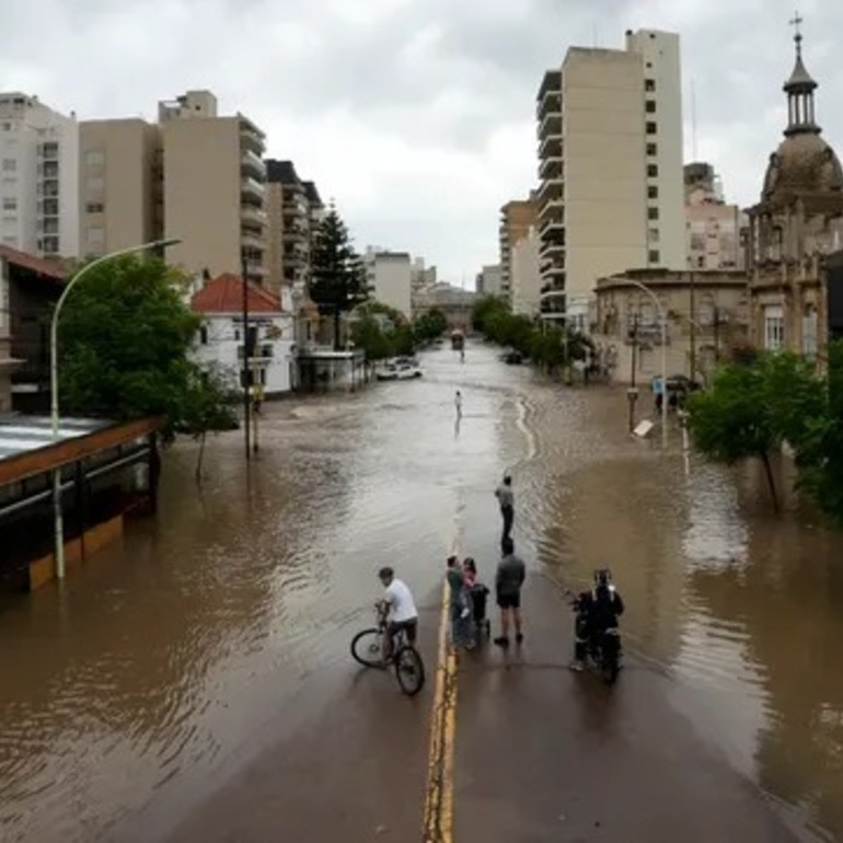 Imagen de Temporal en Bahía Blanca: ascienden a 12 los muertos y más de 1.300 evacuados