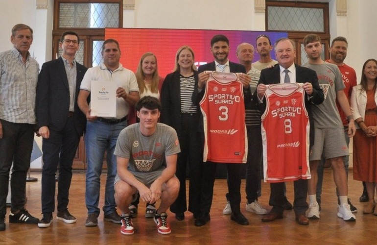 Imagen de Pullaro anunci&oacute; la creaci&oacute;n de un programa para el financiamiento de infraestructura deportiva para los clubes