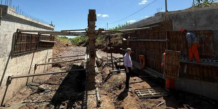 Segundo puente y alcantarillado en marcha.