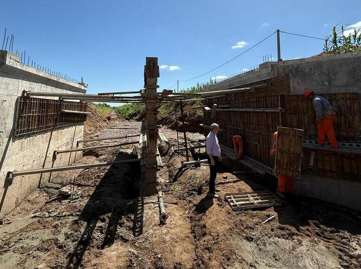 Segundo puente y alcantarillado en marcha.