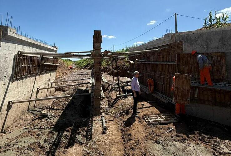 Segundo puente y alcantarillado en marcha.