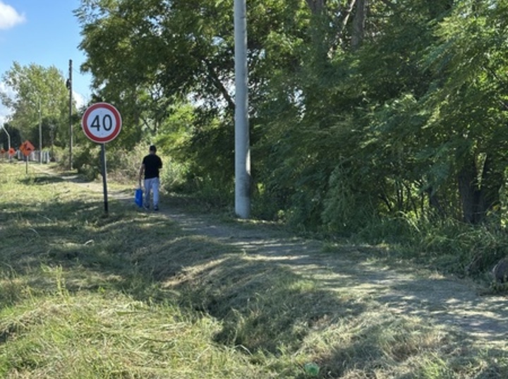 Imagen de Pastizales cortados, sendero transitable y pasto en las banquinas.