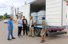 El gobierno local otorgó un gran cargamento de agua mineral.