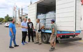 El gobierno local otorgó un gran cargamento de agua mineral.