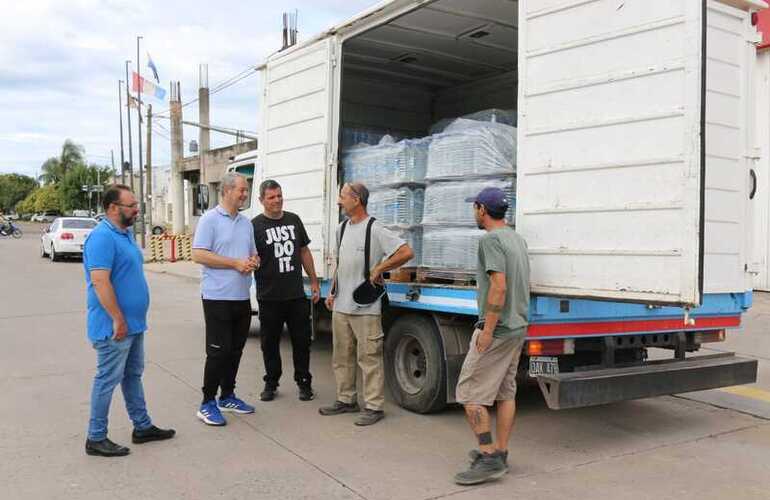 El gobierno local otorgó un gran cargamento de agua mineral.