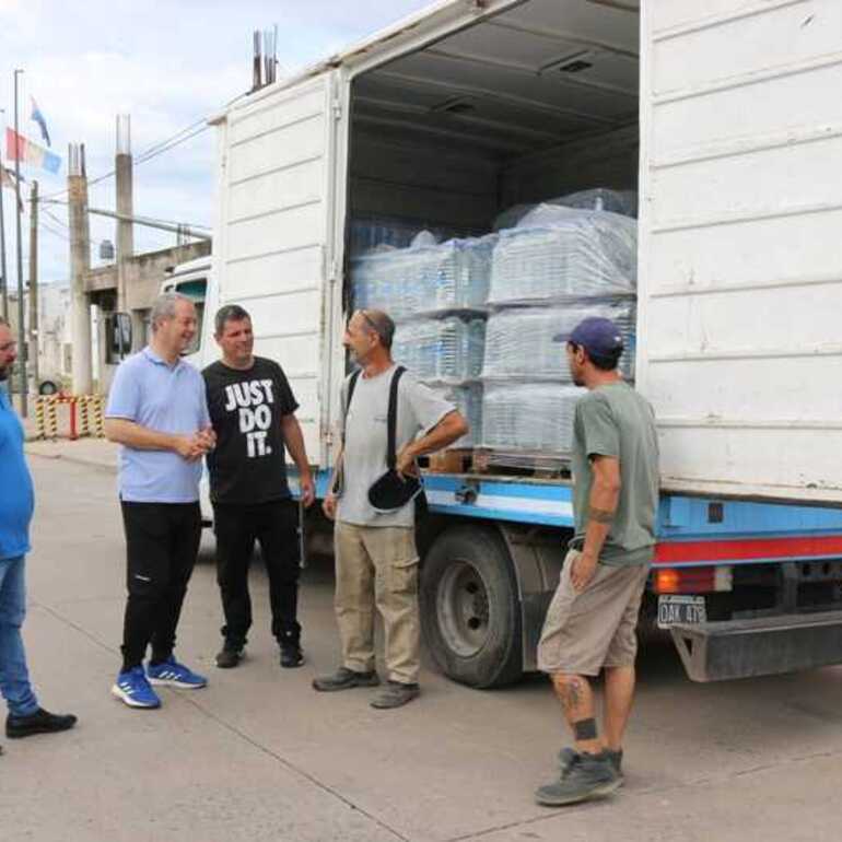 El gobierno local otorgó un gran cargamento de agua mineral.