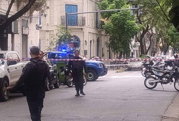 Una decena de efectivos policiales trabajaron en el lugar del hallazgo.