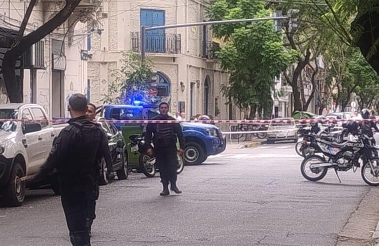 Una decena de efectivos policiales trabajaron en el lugar del hallazgo.