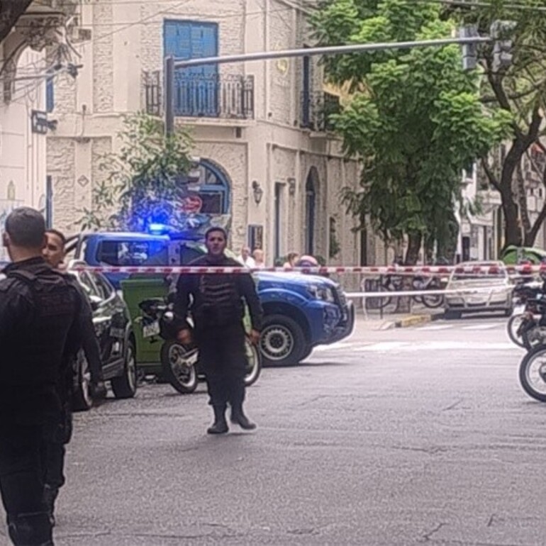 Una decena de efectivos policiales trabajaron en el lugar del hallazgo.