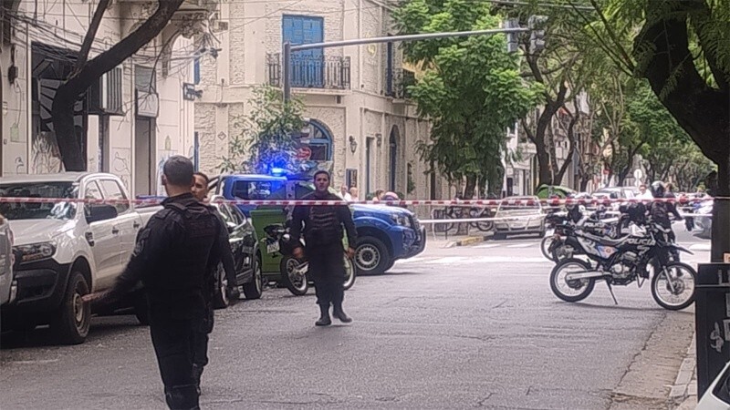 Una decena de efectivos policiales trabajaron en el lugar del hallazgo.