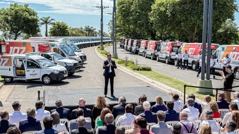 Imagen de Pullaro presentó 174 ambulancias 0 Km: Es la compra más importante y más grande que hizo el gobierno de la Provincia