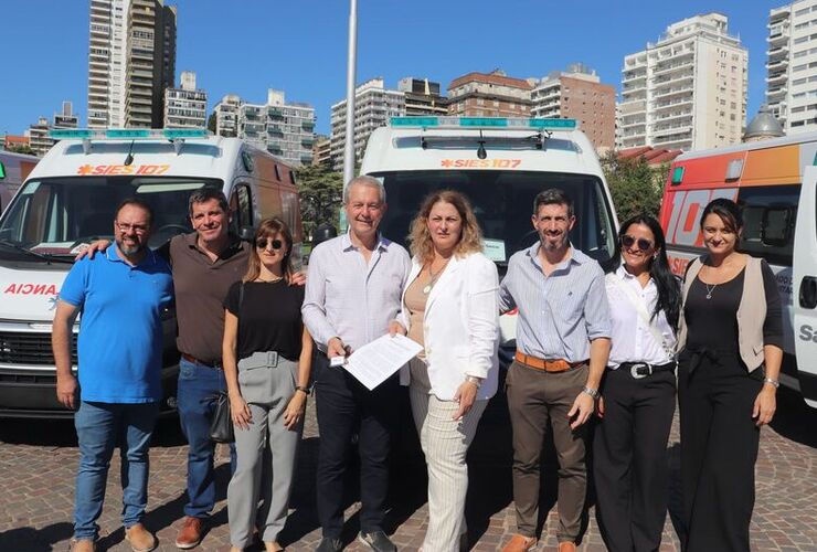 El acto de entrega se hizo en el Monumento a la Bandera.