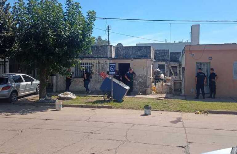 Imagen de Desalojaron a una familia en calle Col&oacute;n al 100