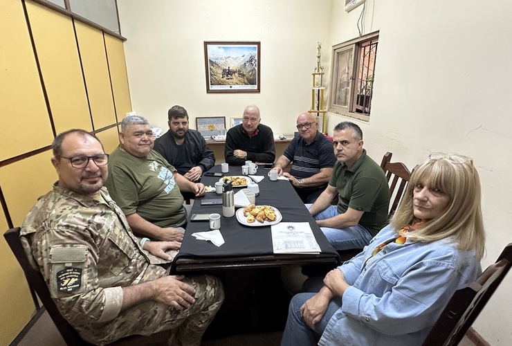 Imagen de El Concejo entregó una computadora al Centro de Veteranos de Malvinas en el marco del 2 de Abril