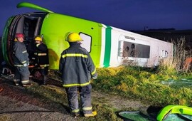 El colectivo realiz&oacute; una maniobra en el cruce con la ruta 76 y se produjo un descalzamiento. (labr&uacute;jula24.com