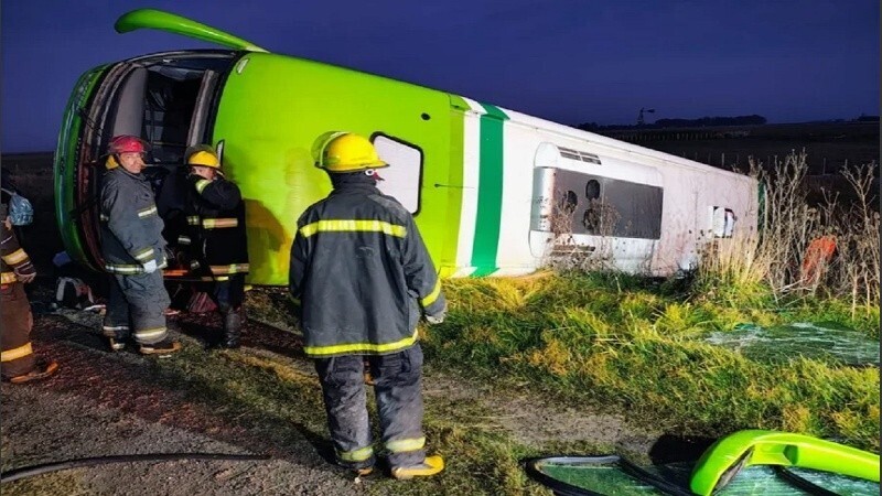 El colectivo realizó una maniobra en el cruce con la ruta 76 y se produjo un descalzamiento. (labrújula24.com