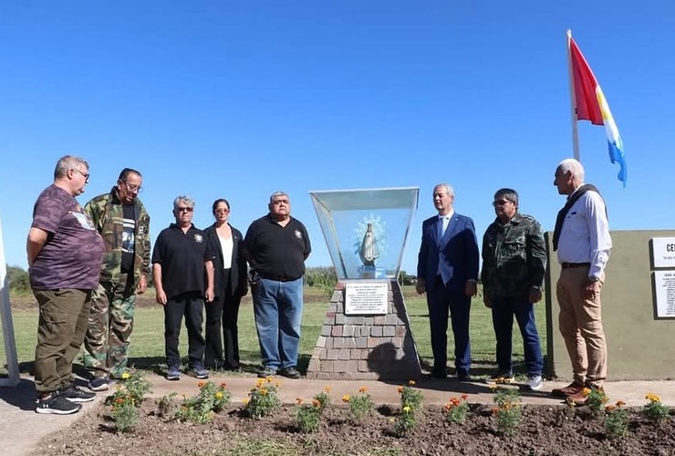 La vigilia en Fighiera, el acto para cumplir, y una feria lejos de la plaza Malvinas...