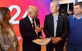 Los funcionarios locales entregaron el proyecto en mano al ministro Gustavo Puccini.