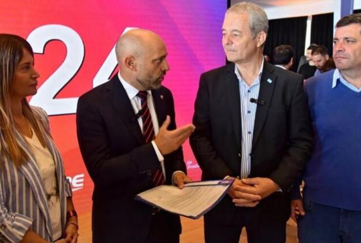 Los funcionarios locales entregaron el proyecto en mano al ministro Gustavo Puccini.