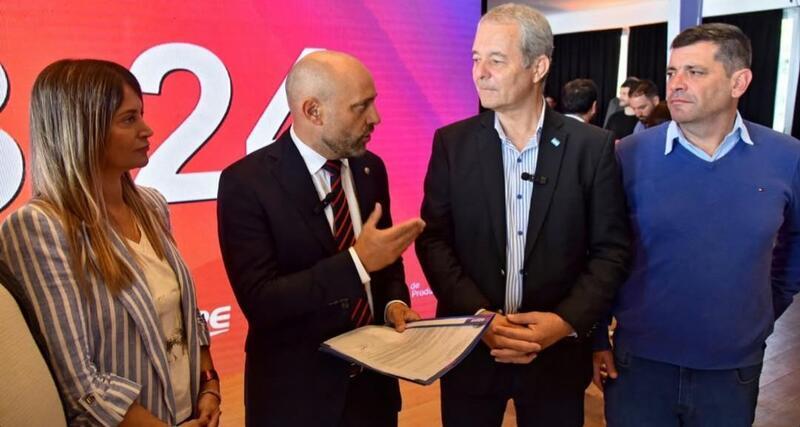 Los funcionarios locales entregaron el proyecto en mano al ministro Gustavo Puccini.