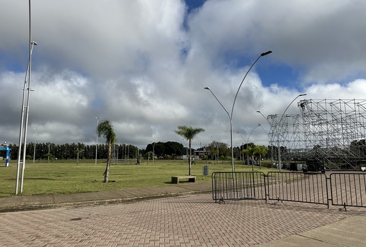 Imagen de Iniciaron los preparativos en la rotonda 12 de Abril para el 127&ordm; Aniversario de General Lagos