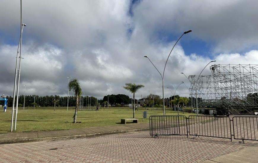 Imagen de Iniciaron los preparativos en la rotonda 12 de Abril para el 127º Aniversario de General Lagos