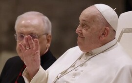 Imagen de La inesperada aparici&oacute;n del papa Francisco en el Vaticano, con camiseta y poncho