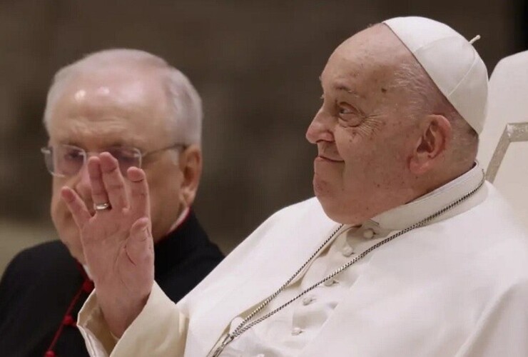 Imagen de La inesperada aparición del papa Francisco en el Vaticano, con camiseta y poncho