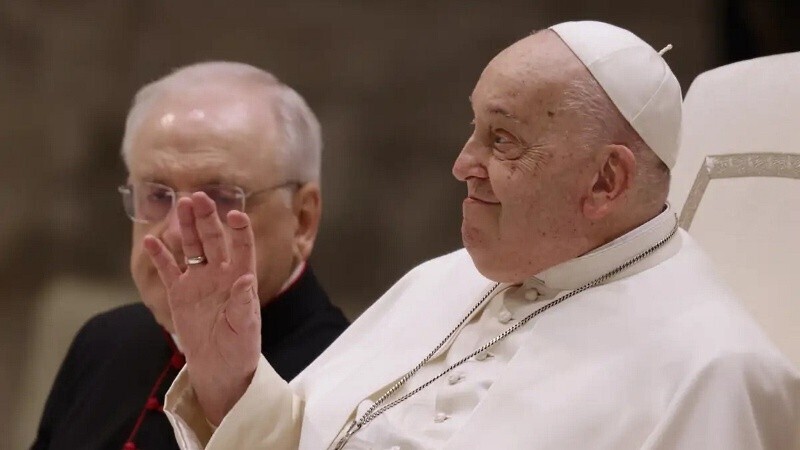 Imagen de La inesperada aparici&oacute;n del papa Francisco en el Vaticano, con camiseta y poncho