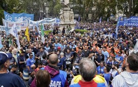 El acto masivo de este mediodía en la plaza 25 de Mayo. (Alan Monzón/Rosario3)