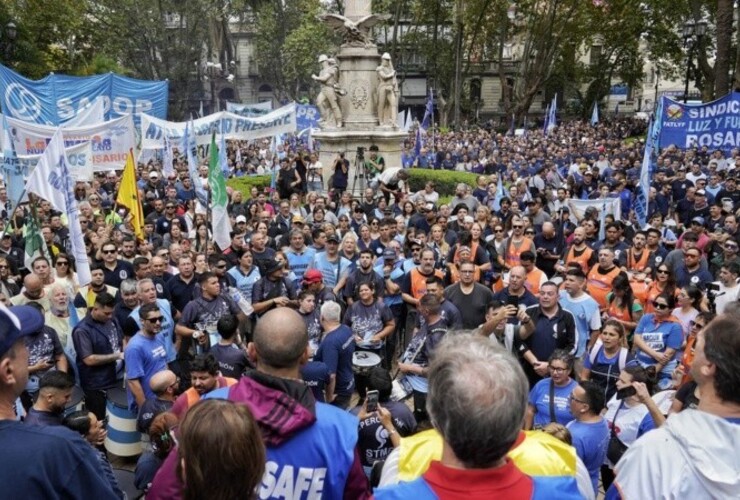 El acto masivo de este mediodía en la plaza 25 de Mayo. (Alan Monzón/Rosario3)