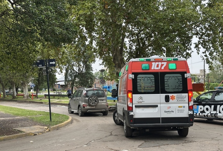 Imagen de Accidente de tr&aacute;nsito entre auto y moto en Mitre y Bv. Mansueto Maiorano