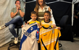 Imagen de La Sole recibió de regalo las camisetas de Libertad y San José