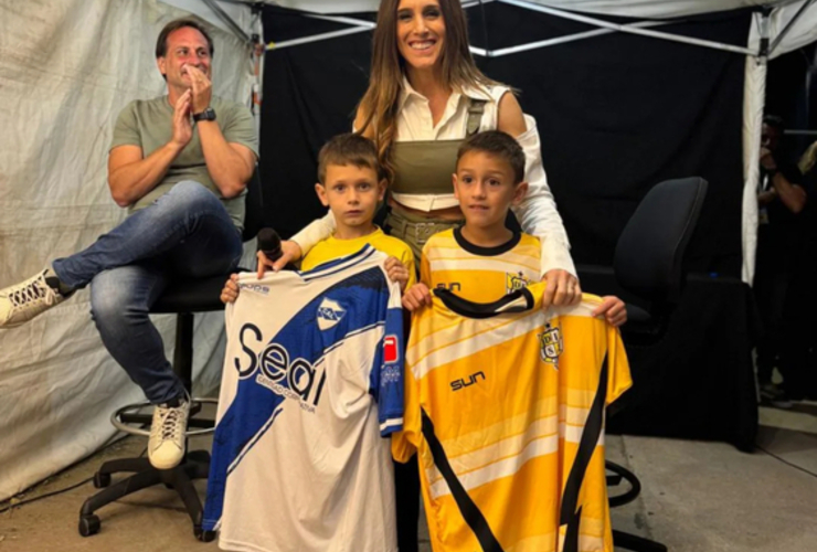 Imagen de La Sole recibió de regalo las camisetas de Libertad y San José