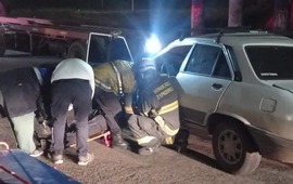 Choque de auto y camión en 27 de Febrero y Circunvalación. Bomberos Zapadores trabajan en el rescate del automovilista.
