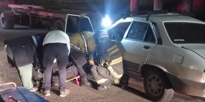 Choque de auto y camión en 27 de Febrero y Circunvalación. Bomberos Zapadores trabajan en el rescate del automovilista.