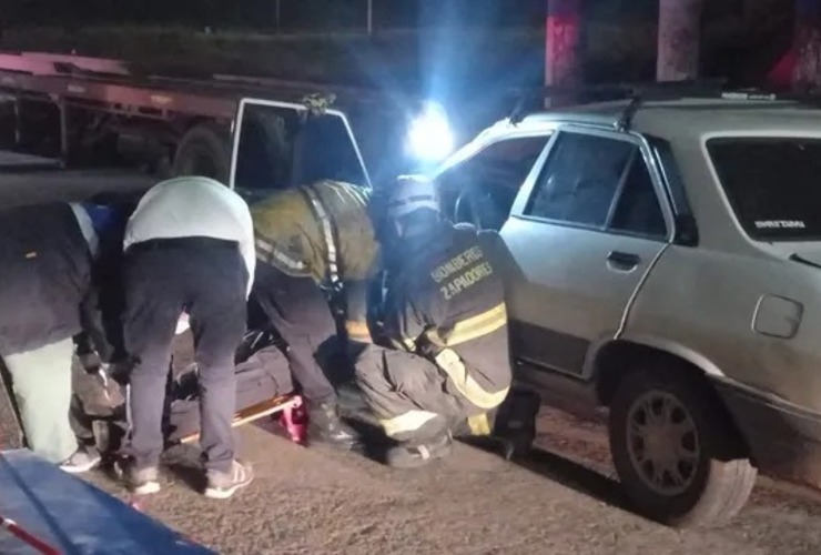 Choque de auto y camión en 27 de Febrero y Circunvalación. Bomberos Zapadores trabajan en el rescate del automovilista.