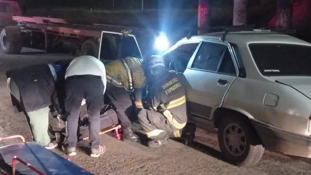 Choque de auto y camión en 27 de Febrero y Circunvalación. Bomberos Zapadores trabajan en el rescate del automovilista.
