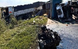 Los camiones impactaron de frente y uno de ellos qued&oacute; sobre la banquina en la ruta 91.