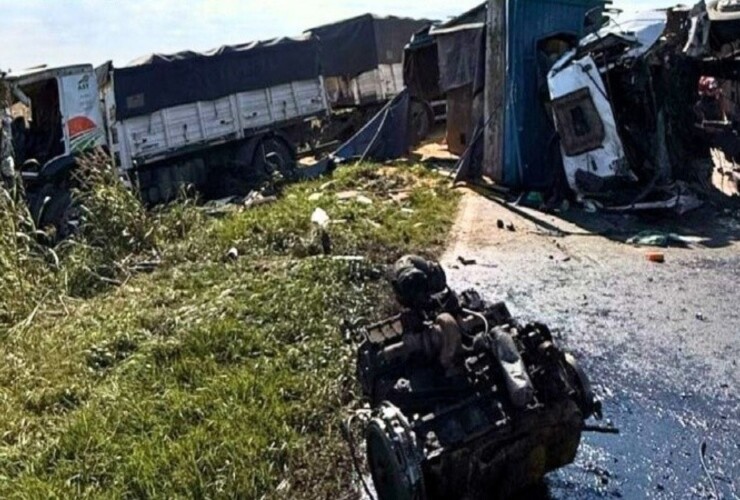 Los camiones impactaron de frente y uno de ellos quedó sobre la banquina en la ruta 91.