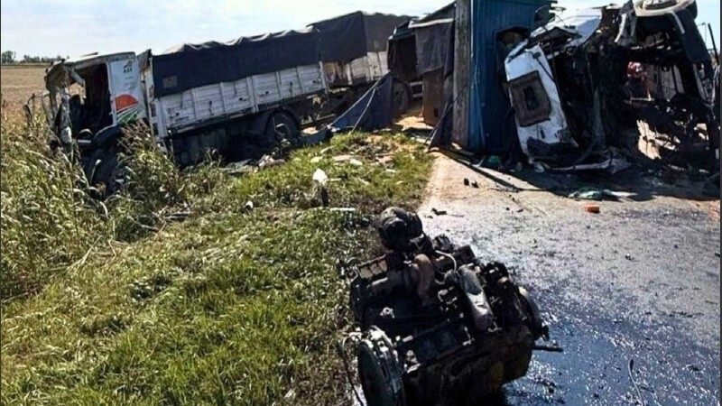 Los camiones impactaron de frente y uno de ellos qued&oacute; sobre la banquina en la ruta 91.