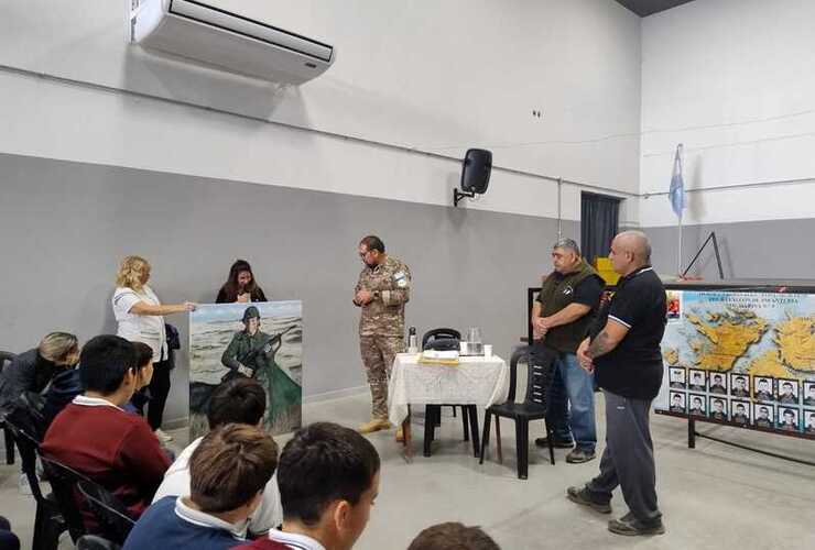 Imagen de Emotivo encuentro con excombatientes en la Escuela San José