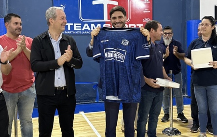 Imagen de El gobernador Pullaro, presente en la inauguración de la nueva cancha de A.S.A.C.