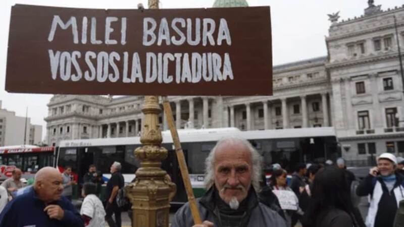 Imagen de Otra vez hubo una feroz represi&oacute;n en la marcha de los jubilados: heridos y detenidos tras incidentes con la Polic&iacute;a y Gendarmer&iacute;a
