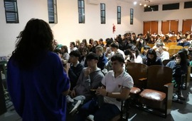 El primer encuentro se llevó a cabo en la Escuela Comercial con alumnos de 5° años.