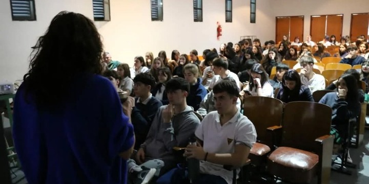 El primer encuentro se llevó a cabo en la Escuela Comercial con alumnos de 5° años.