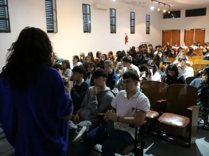 El primer encuentro se llevó a cabo en la Escuela Comercial con alumnos de 5° años.